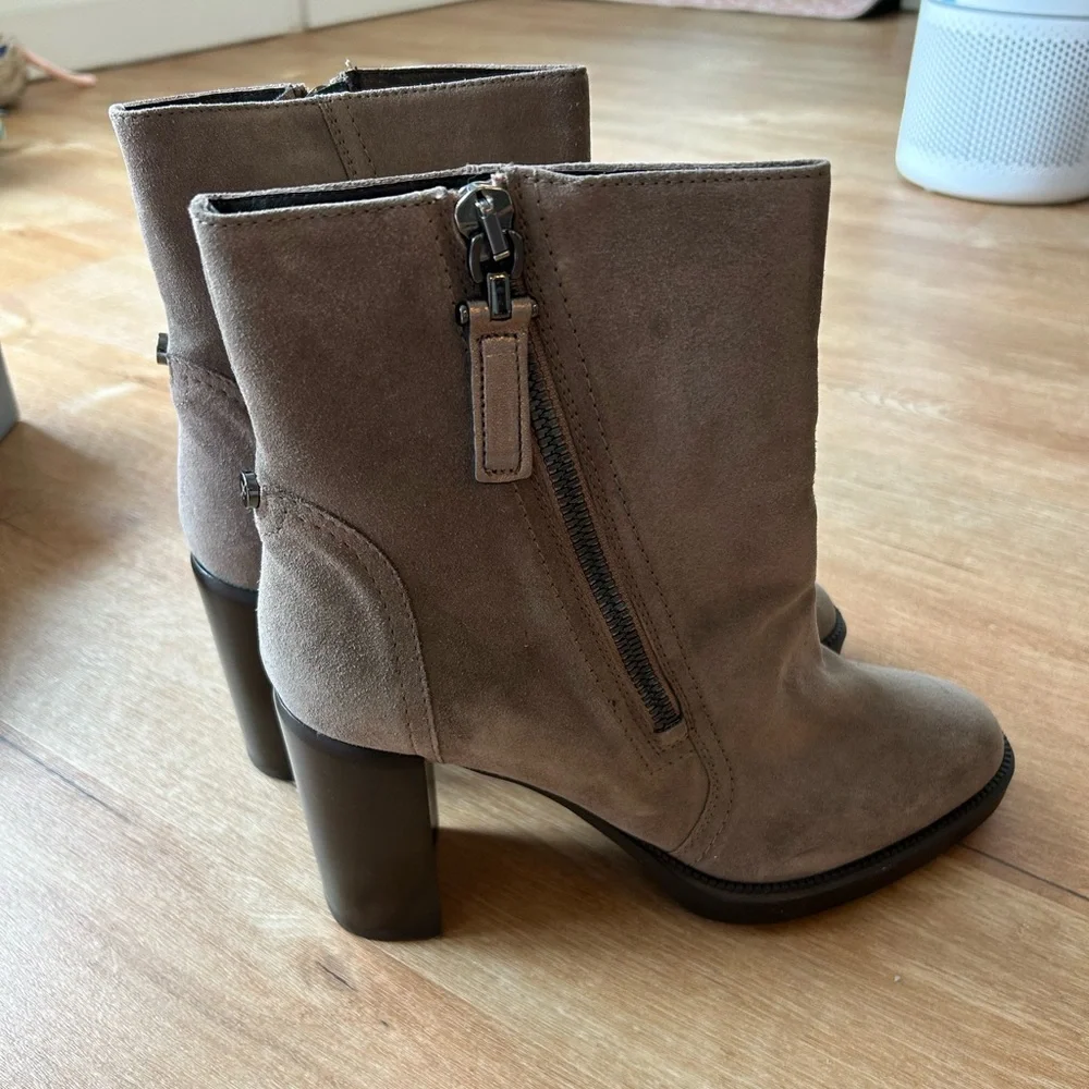 NWOT Aquatalia Ilenia Suede Ankle Boots in Taupe